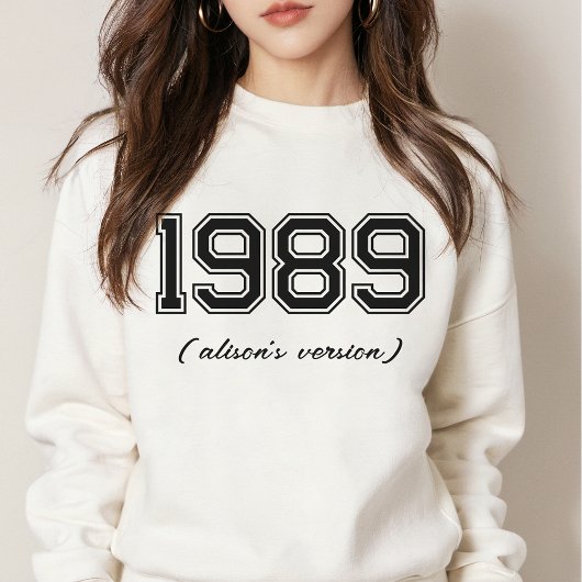 VERSIONEN 89 Personalisierte Jahresnamensbreite Sweatshirt