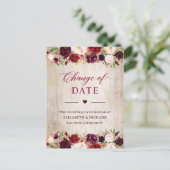 Verspätete Hochzeit Datum rustikale Wood Burgund B Postkarte (Stehend Vorderseite)