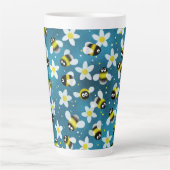 Verspielte Buzzing Bees (Denim Blue) Milchtasse (Vorderseite)