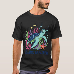 Verspielte Cartoon-Meereschildkröte erkundet farbe T-Shirt