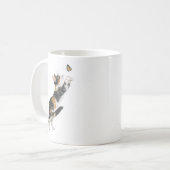 Verspielte Dreifarbenkatze und Schmetterling Wasse Kaffeetasse (Vorderseite Links)