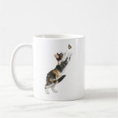 Verspielte Dreifarbenkatze und Schmetterling Wasse Kaffeetasse (Links)