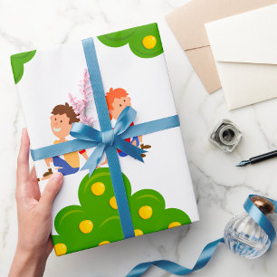Verspielte Kinder unter einem Apfelbaum sitzend Geschenkpapier
