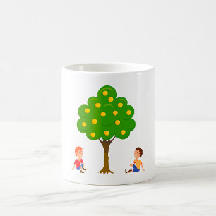 Verspielte Kinder unter einem Apfelbaum sitzend Kaffeetasse