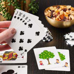 Verspielte Kinder unter einem Apfelbaum sitzend Spielkarten