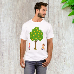 Verspielte Kinder unter einem Apfelbaum sitzend T-Shirt
