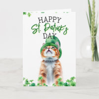 Verspielte orange Katze mit Shamrocks St. Patrick'