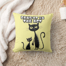 Verspielte Partner: Black Kitten und ihr Sidekick Kissen