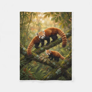 Verspielte Rote Pandas, die auf Waldbaeumen klette Fleecedecke