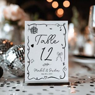 Verspielte Schwarz-Weiß-Hochzeit im lässigen Stil Tischnummer