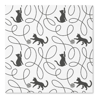 Verspielte schwarze Katze und Wollknäuel-Muster Tapete