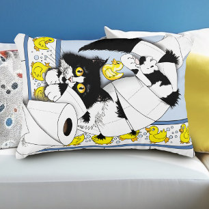 Verspielte Tuxedo-Katze Toilettenpapier Chaos Blau Dekokissen