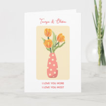 Verspielte Vasen mit Punkten und lebendigen Tulpen