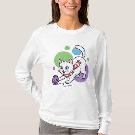 Verspielte weiße Katze mit Garn T-Shirt