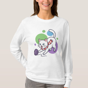 Verspielte weiße Katze mit Garn T-Shirt