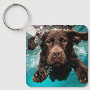 Verspielter Chocolate-Labrador schwimmt unter Wass Schlüsselanhänger