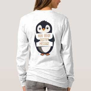 Verspielter Pinguin mit einem Schild für Ihre Nach T-Shirt