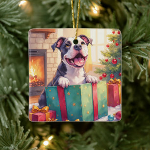 Verspielter Pitbull öffnet Weihnachtsgeschenke Fei Keramikornament