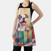 Verspielter Pitbull öffnet Weihnachtsgeschenke Fei Schürze (InSitu)