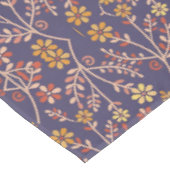 Verspieltes florales Design mit Reben auf violette Tischdecke (Schrägansicht)