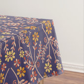 Verspieltes florales Design mit Reben auf violette Tischdecke (Beispiel)