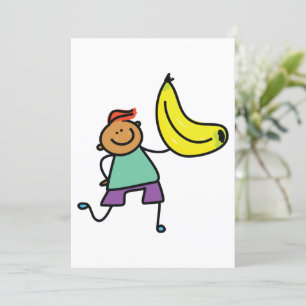 Verspieltes Kind hält große gelbe Banane Einladung