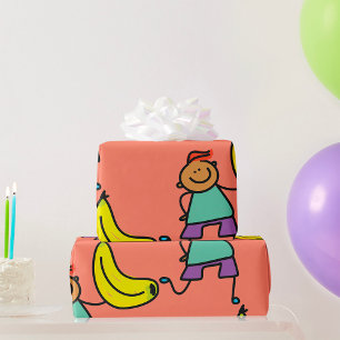 Verspieltes Kind hält große gelbe Banane Geschenkpapier