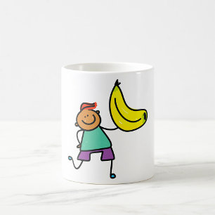 Verspieltes Kind hält große gelbe Banane Kaffeetasse
