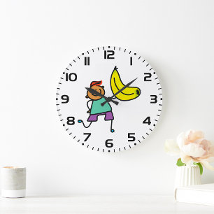 Verspieltes Kind hält große gelbe Banane Wanduhr