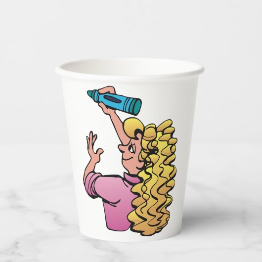 Verspieltes Mädchen mit Buntstift Pappbecher (Vorderseite)