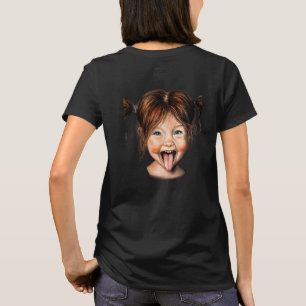Verspieltes Mädchen mit klebendem T-Shirt
