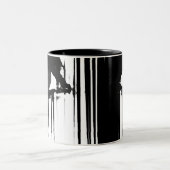 Verstecken hinter den Schmerz Zweifarbige Tasse (Mittel)