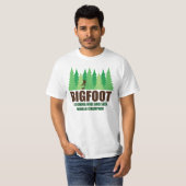 Verstecken-Weltmeister Bigfoots Sasquatch T-Shirt (Vorne ganz)
