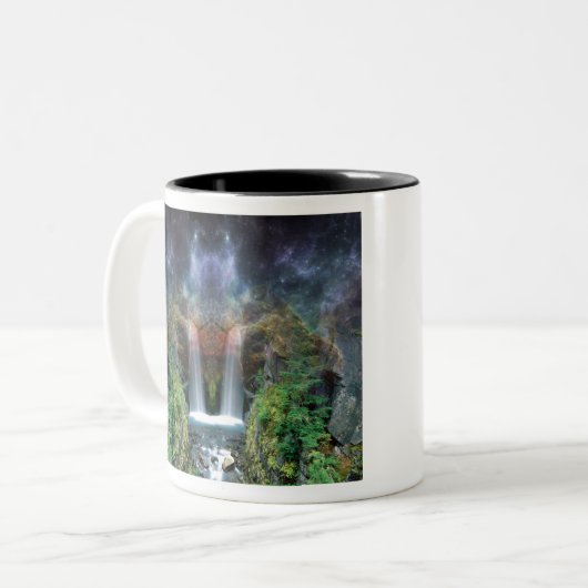 Versteckte Gesichter in fantastischen Wasserfällen Zweifarbige Tasse (Vorderseite Links)