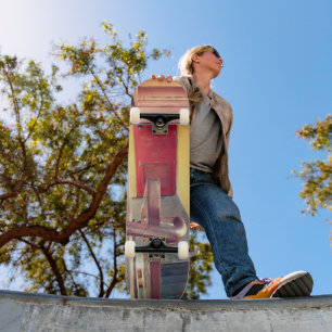 Versteckte rote Tür-Stadtlandschaft Skateboard