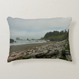 Versteckter Strand I im Redwood National Park Dekokissen