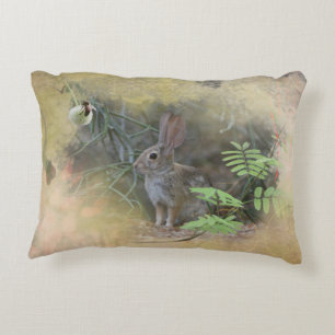 Verstecktes Kaninchen Mixed Media Dekokissen