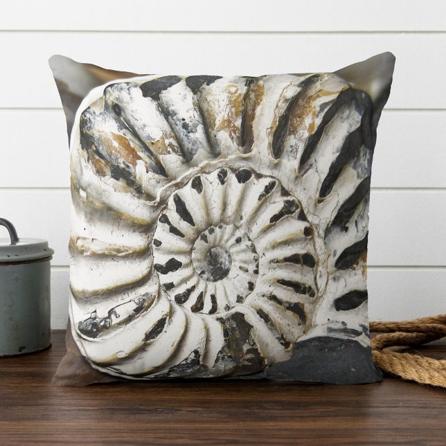 Versteinerte Nautical Fossil Spiral Kissen (Pillow showing a spiral petrified nautilus fossil. Beautiful for a beach house or coastal residence)
