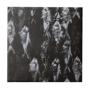 Versteinerte weiße Fische auf schwarzem Fliese