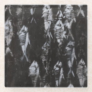 Versteinerte weiße Fische auf schwarzem Glasuntersetzer