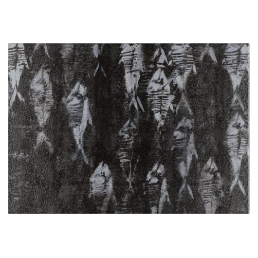 Versteinerte weiße Fische auf schwarzem Schneidebrett (Vorderseite)