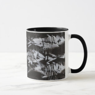 Versteinerte weiße Fische auf schwarzem Tasse