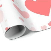 Verstreute Herzen in Korallenrot und Rosé Geschenkpapier (Rolleneckpunkt)