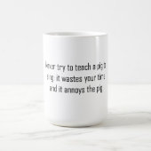 Versuche nie, ein Schwein zum Singen zu bringen Kaffeetasse (Mittel)