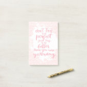 Versuchen Sie nicht, perfekt zu sein, der gerade Post-it Klebezettel (Auf Schreibtisch)