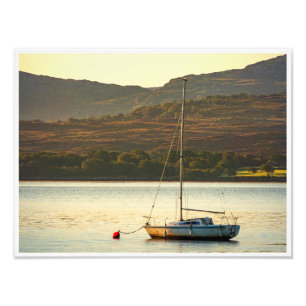 Vertäutes Segelboot bei Sonnenuntergang (Kenmare B Fotodruck