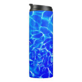 Vertical Name White Script, Blue Water Thermosbecher (Nach rechts gedreht)