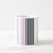 Vertikale Streifen in Grau und Rosa. Kaffeetasse (Mittel)