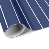 Vertikale weiße Nadelstreifen auf Geschenkpapier (Rolleneckpunkt)