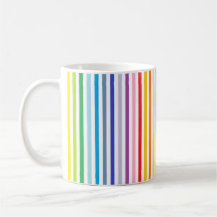 Vertikaler breiterer Spektrum-Regenbogen und Kaffeetasse